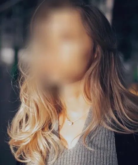 Clara, 40